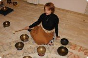 На занятиях Школы звуковой релаксации "Поющая чаша"