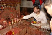 В храме Дэви, Непал