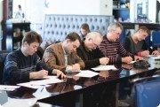 Студенты пишут тест
