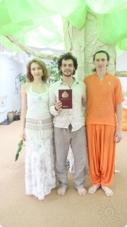 После вручения диплома школы Королевской йоги, 12 июня 2015&nbsp;г.