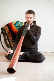 Проводит сеансы Didgeridoo Sound Healing