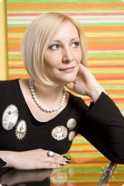 Ведущая игры "Знаки рулят"