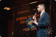 педагог ораторского мастерства Михаил Шутов на&nbsp;свадебной вставке