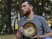 Ведущий курса "Массаж и&nbsp;звукотерапия поющими чашами" Антон Володин