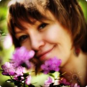 Юля Виноградова среди цветов сакуры
