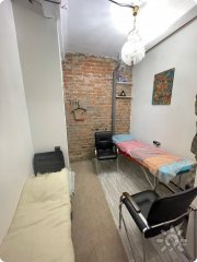 Уютный кабинет для психологических и&nbsp;телесных практик с&nbsp;душевой и&nbsp;складной кушеткой