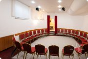 Зал&nbsp;— Овальный 30&nbsp;м² + 12&nbsp;м²&nbsp;— кухня = 42&nbsp;м²: для тренингов, различных занятий, мастер классов и&nbsp;деловых встреч