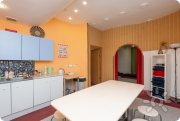 Зал&nbsp;— Овальный 30&nbsp;м² + 12&nbsp;м²&nbsp;— кухня = 42&nbsp;м²: для тренингов, различных занятий, мастер классов и&nbsp;деловых встреч
