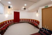 Зал&nbsp;— Овальный 30&nbsp;м² + 12&nbsp;м²&nbsp;— кухня = 42&nbsp;м²: для тренингов, различных занятий, мастер классов и&nbsp;деловых встреч