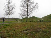 амой поразительной особенностью этой области является три впечатляющие курганы