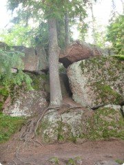 На острове много каменных сейдов