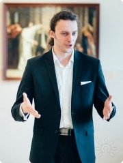 Антон&nbsp;— сертифицированный тренер по&nbsp;публичным выступлениям