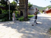 Анна Комиссарова с&nbsp;галвным наставником монахов-бойцов Шаолиня