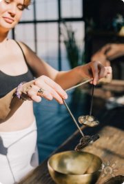 Звукотерапия поющими чашами